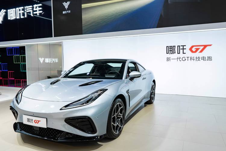 广州60哪吒汽车在智能汽车领域的表现，领途汽车在新能源汽车市场中的影响力